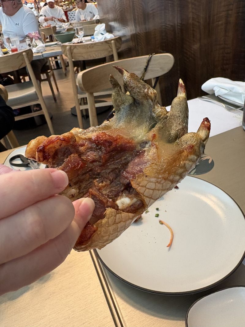 Wanita Ini Temukan Kaki Buaya di Buffet Mewah di Singapura