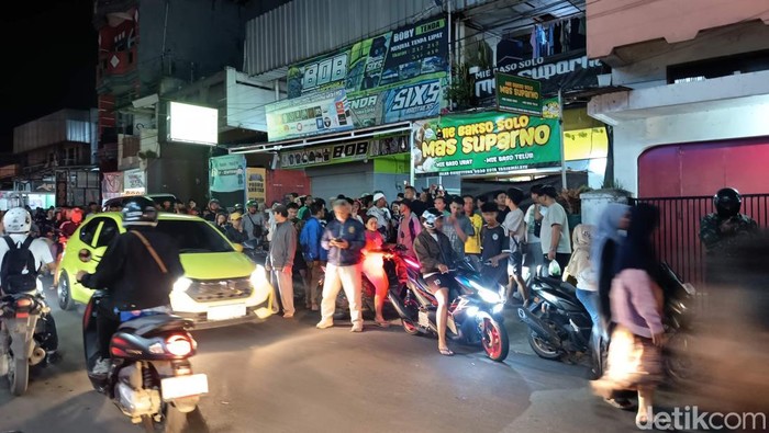 Warga berkerumun di depan kios bakso yang diculik sekelompok pria.