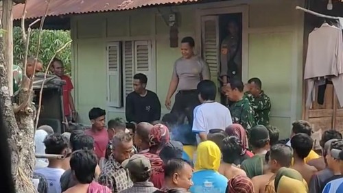Warga mengepung rumah yang menjadi lokasi terduga pelaku pengeroyokan Sertu Sulaiman, Babinsa Sakuru, Kecamatan Monta, Kabupaten Bima, NTB, Senin (20/4/2026). (Istimewa)