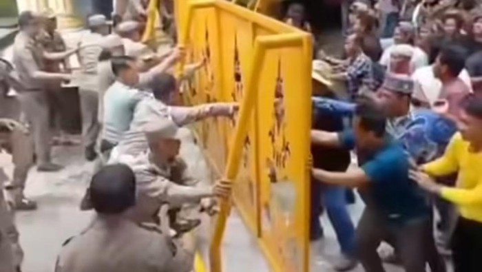 Warga Demo soal Bantuan Banjir di Kantor Bupati Langkat, Pagar Roboh