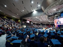 Penuh Haru, Anak Sopir Angkot hingga Kuli Bangunan Raih Sarjana dari ITB