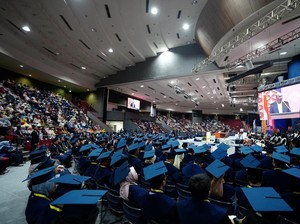 Penuh Haru, Anak Sopir Angkot hingga Kuli Bangunan Raih Sarjana dari ITB