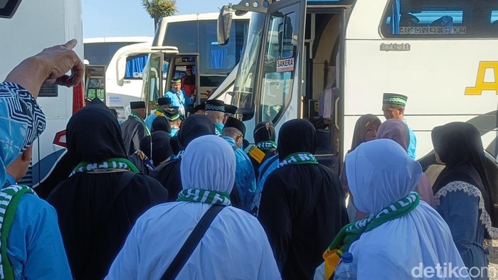 752 Calon Jemaah Haji Kloter 1 dan 2 Kabupaten Probolinggo Resmi Berangkat ke Tanah Suci