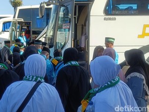 Tangis Haru Iringi Keberangkatan CJH Kloter 1 dan 2 Probolinggo