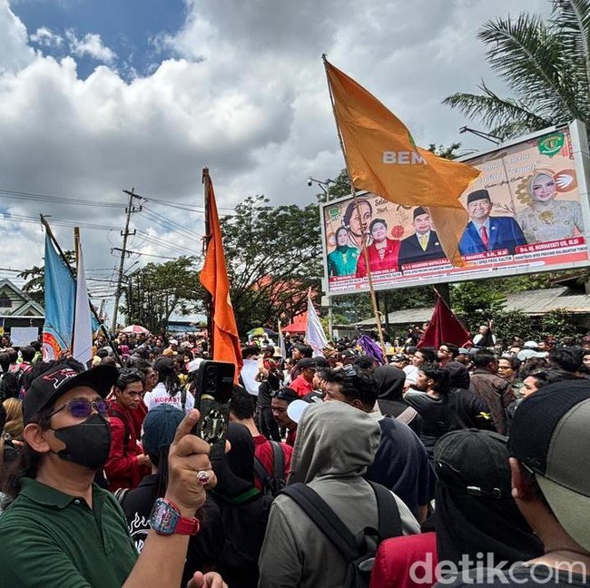 Suasana Aksi 21 April di Kaltim: Kala Baliho DPRD Diganti Tuntutan Massa