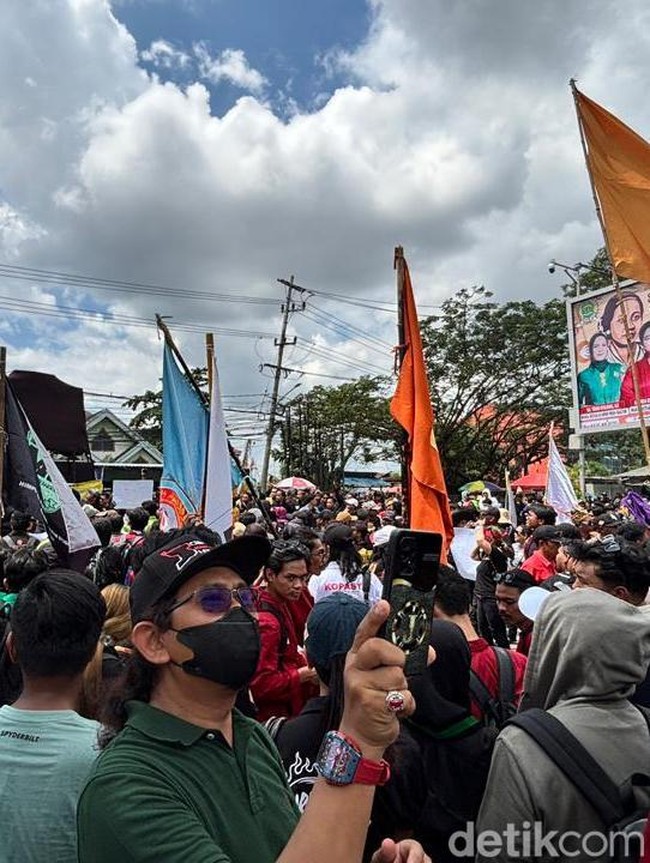 Suasana Aksi 21 April di Kaltim: Kala Baliho DPRD Diganti Tuntutan Massa