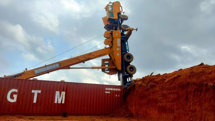 Aktivitas alat berat di Kecamatan Simpenan, Kabupaten Sukabumi