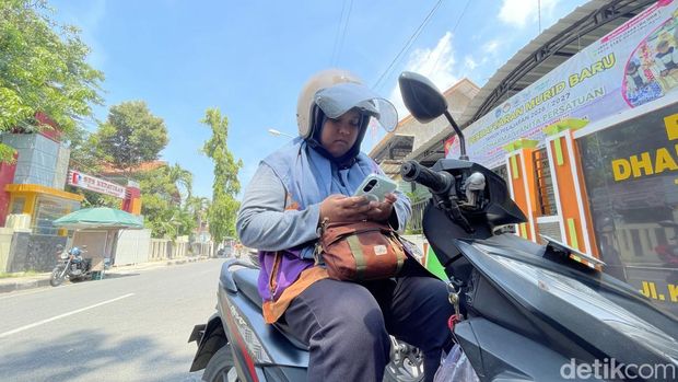 Amelia 'Kartini Aspal' dari Lamongan Amelia 'Kartini Aspal' dari Lamongan