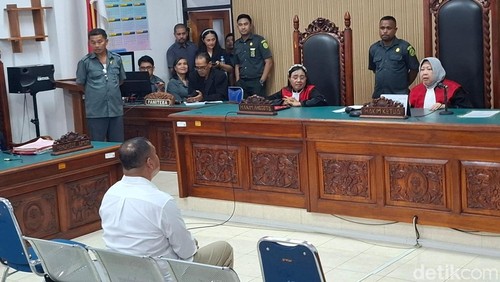 Anggota DPRD Kota Kupang, Mokrianus Imanuel Lay, saat mengikuti sidang putusan di PN Kupang, NTT, Selasa (21/4/2026).