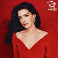 Anne Hathaway Dinobatkan sebagai Wanita Tercantik Dunia 2026