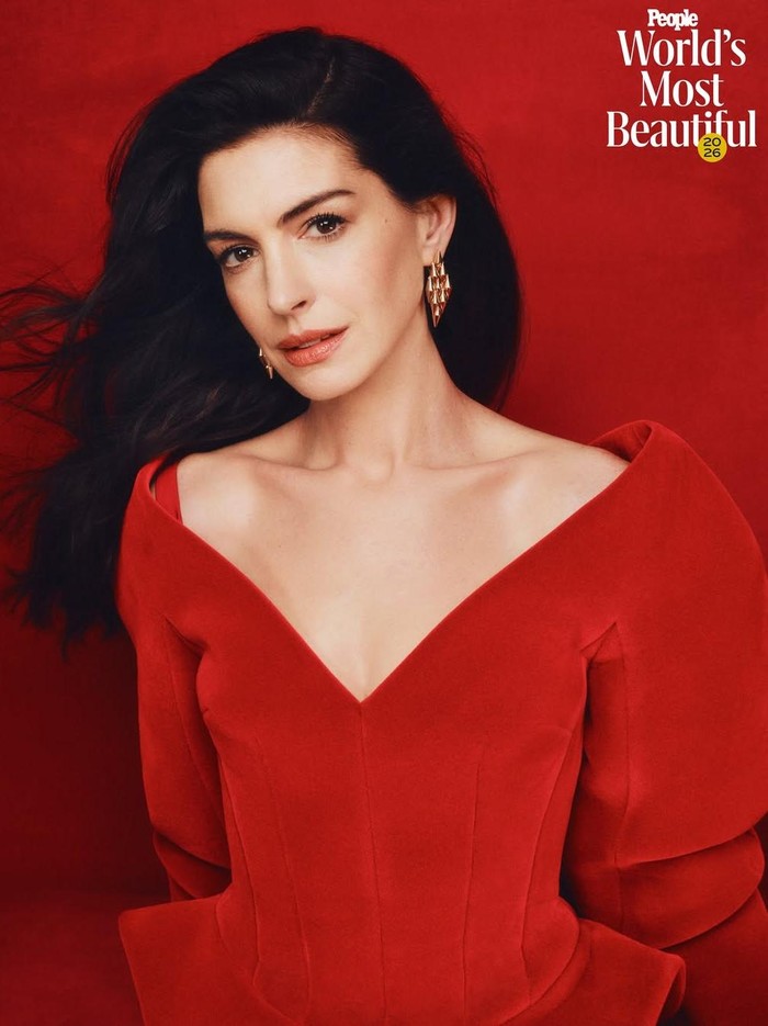 Anne Hathaway jadi Wanita Tercantik di Dunia 2026 versi Majalah People.