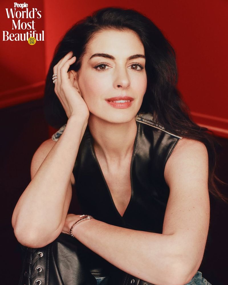 Anne Hathaway jadi Wanita Tercantik di Dunia 2026 versi Majalah People.