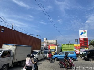 Truk Antre Isi Solar di SPBU Parepare Membeludak Picu Macet 1 Km