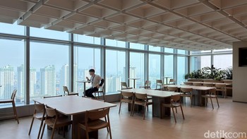 Asiknya kita bisa duduk-duduk sembari memandangi Jakarta dari ketinggian. Foto: Adi FR/detikINET