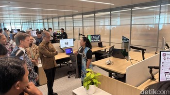 Saat peresmian Menperin Agus berinteraksi dengan developer jebolan Apple Developer Academy. Foto: Adi FR/detikINET