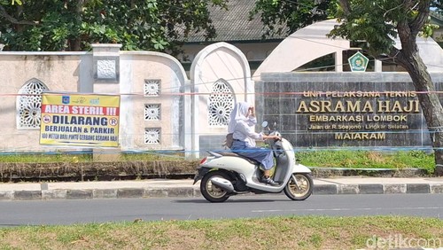 Area depan Asrama Haji di Jalan Lingkar Selatan, Jempong Baru, Sekarbela, Kota Mataram mulai steril jelang keberangkatan jemaah haji.