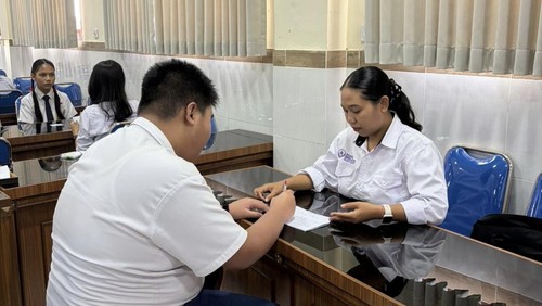 Arick Istriyanti saat menjalani tugasnya sebagai tenaga ahli psikolog klinis di ULD Disdikpora Badung, memberikan pendampingan terhadap anak berkebutuhan khusus. (Foto: Dok. Pribadi)