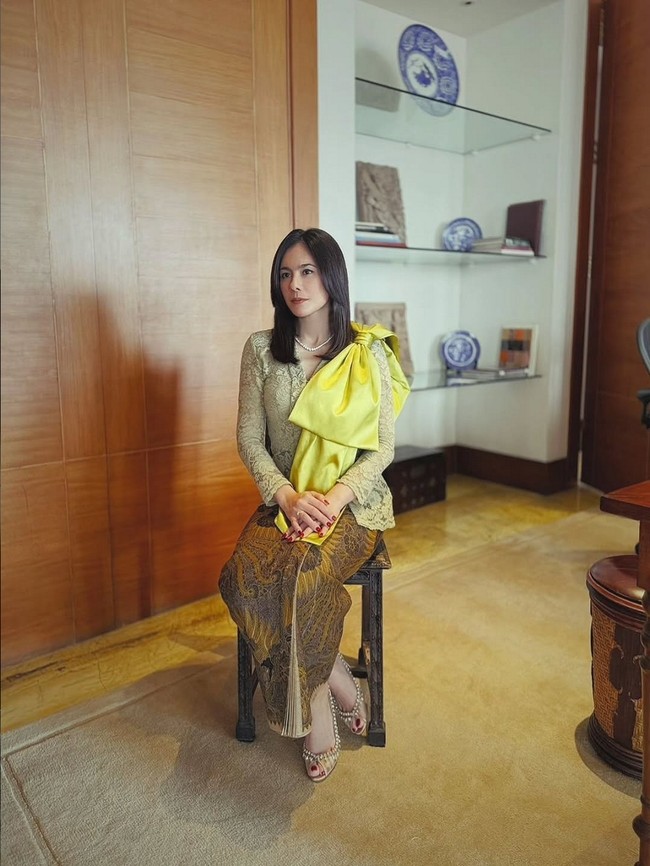 Wulan Guritno mengenakan kebaya lace dengan kain Batik cokelat. Aksen pita oversized di bahu menghadirkan kesan kontemporer ke dalam gaya etnik. “Perempuan2 hebat.. Kuat.. Penuh kasih.. Teruslah melangkah, Terus lah berproses Menjadi versi terbaik dari diri kita #kartinimodern,” tulisnya pada caption foto. Foto: Instagram