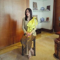 Wulan Guritno mengenakan kebaya lace dengan kain Batik cokelat. Aksen pita oversized di bahu menghadirkan kesan kontemporer ke dalam gaya etnik. “Perempuan2 hebat.. Kuat.. Penuh kasih.. Teruslah melangkah, Terus lah berproses Menjadi versi terbaik dari diri kita #kartinimodern,” tulisnya pada caption foto. Foto: Instagram