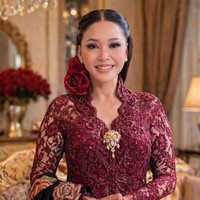 “Selamat hari Kartini untuk semua wanita dan juga para ibu… Terus menjadi wanita yang kuat, mandiri, bermanfaat, sabar dan selalu menjadi cahaya untuk generasi mendatang…” tulis Maia Estianty yang tampil khusus mengenakan kebaya lace merah marun dan kain batik rancangan Anne Avantie. Foto: Instagram