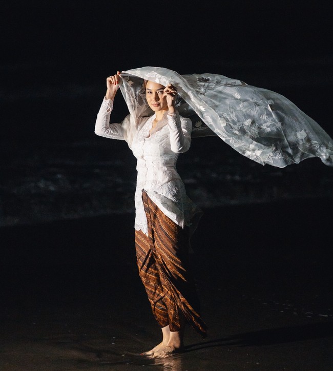 Sara Wijayanto tampil berkebaya klasik warna putih dengan kain batik wiron, dilengkapi veil berhias bordir. “To every woman still healing, still growing, still learning to love herself — you are powerful beyond measure. Thank you Raden Ajeng Kartini, for reminding us that our light was never meant to be hidden,” tulisnya. Foto: Instagram