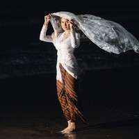 Sara Wijayanto tampil berkebaya klasik warna putih dengan kain batik wiron, dilengkapi veil berhias bordir. “To every woman still healing, still growing, still learning to love herself — you are powerful beyond measure. Thank you Raden Ajeng Kartini, for reminding us that our light was never meant to be hidden,” tulisnya. Foto: Instagram