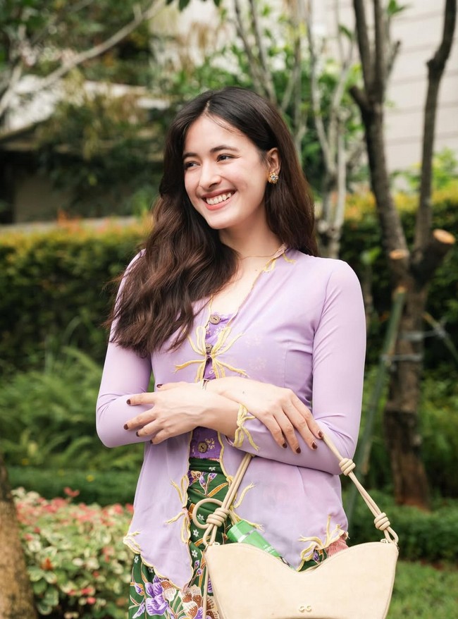 Kartini masa kini dari kalangan Gen Z, Mawar Eva de Jongh, bangga memakai kebaya ungu dipadu kain batik bernuansa hijau. “Wearing this lovely kebaya to celebrate Kartini’s Day! I’ve always loved how wearing a kebaya puts me in such a good mood,” tulisnya. Foto: Instagram