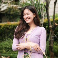Kartini masa kini dari kalangan Gen Z, Mawar Eva de Jongh, bangga memakai kebaya ungu dipadu kain batik bernuansa hijau. “Wearing this lovely kebaya to celebrate Kartini’s Day! I’ve always loved how wearing a kebaya puts me in such a good mood,” tulisnya. Foto: Instagram