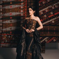7 Gaya Artis Pakai Kebaya hingga Batik Rayakan Hari Kartini