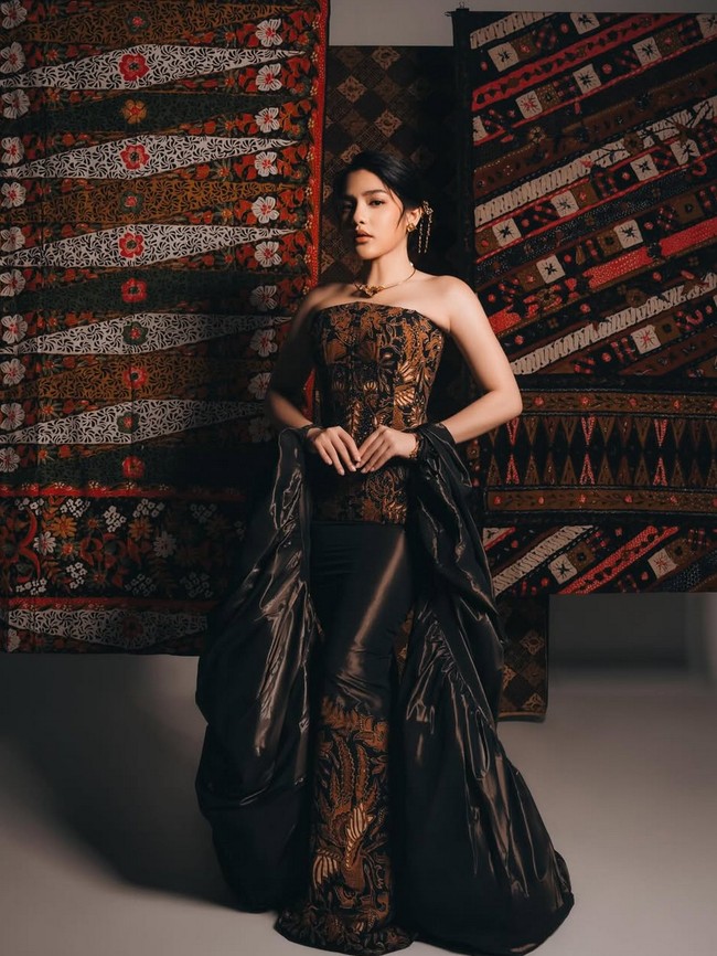 7 Gaya Artis Pakai Kebaya hingga Batik Rayakan Hari Kartini