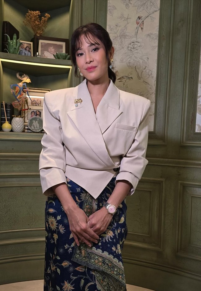 Dian Sastrowardoyo chic dan elegan dengan padanan crop blazer dan kain Batik warna navy. “Semangat Kartini, buat aku, hidup di ruang-ruang kecil seperti ini, saat ilmu dibagikan tanpa merasa paling tahu, dan mimpi-mimpi muda diberi ruang untuk tumbuh,” ungkap Dian. Foto: Instagram
