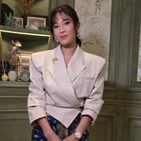 Dian Sastrowardoyo chic dan elegan dengan padanan crop blazer dan kain Batik warna navy. “Semangat Kartini, buat aku, hidup di ruang-ruang kecil seperti ini, saat ilmu dibagikan tanpa merasa paling tahu, dan mimpi-mimpi muda diberi ruang untuk tumbuh,” ungkap Dian. Foto: Instagram