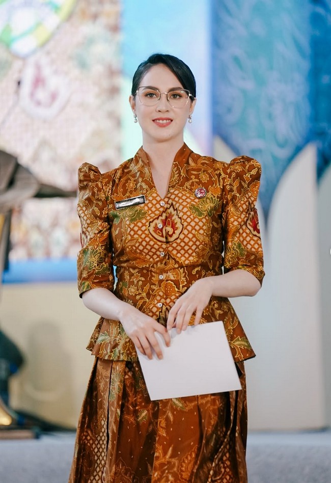Arumi Bachsin bergaya dengan setelan blouse dan rok Batik, memancarkan aura elegan nan bersahaja. “Selamat merayakan dan memaknai Hari Kartini teruntuk semua perempuan hebat Indonesia. Baik wanita karir pekerja maupun ibu rumah tangga..percayalah kalian semua telah memberikan yang terbaik untuk sekitar,” pesan istri Wagub Jawa Timur, Emil Dardak, ini. Foto: Instagram