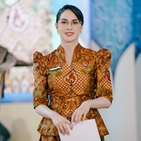 Arumi Bachsin bergaya dengan setelan blouse dan rok Batik, memancarkan aura elegan nan bersahaja. “Selamat merayakan dan memaknai Hari Kartini teruntuk semua perempuan hebat Indonesia. Baik wanita karir pekerja maupun ibu rumah tangga..percayalah kalian semua telah memberikan yang terbaik untuk sekitar,” pesan istri Wagub Jawa Timur, Emil Dardak, ini. Foto: Instagram