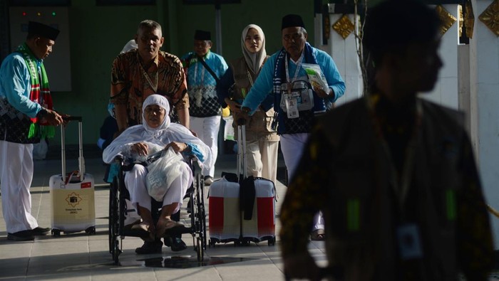 Jamaah calon haji kelompok terbang (kloter) pertama dari Kabupaten Tegal tiba di Asrama Haji Donohudan, Boyolali, Jawa Tengah, Selasa (21/4/2026). Sebanyak 360 orang yang tergabung dalam kloter pertama tersebut mulai memasuki asrama untuk memastikan kembali kesehatan, dokumen, uang saku, gelang identitas dan beristirahat untuk persiapan keberangkatan ke tanah suci Makkah. ANTARA FOTO/Aloysius Jarot Nugroho/hma