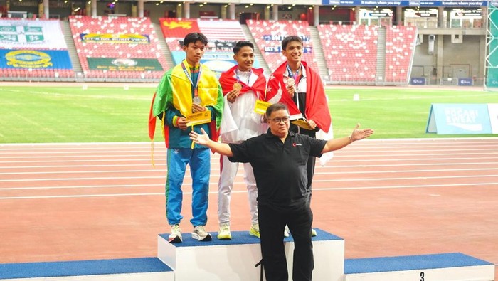 ⁠Direktur Transformasi Korporasi dan Human Capital Management  MIND ID, Pambudi Soenarsihanto ketika menyerahkan medali untuk Yad Hafizudin yang meraih emas di nomor 1.500 putra.