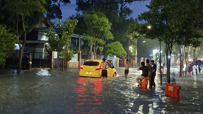 Banjir menggenangi jalan protokol Bojonegoro