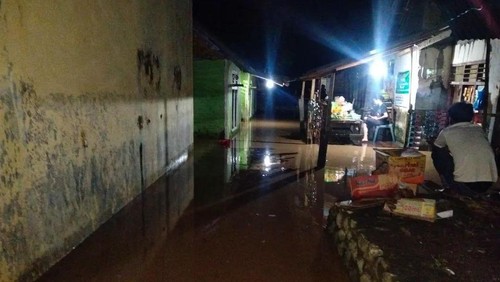 Banjir merendam pemukiman warga di Dompu, NTB, pada Senin (21/4/2026) malam. (Foto: Dok. Istimewa)