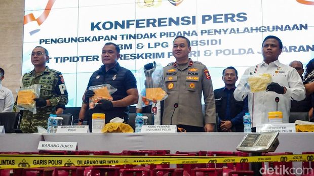Direktorat Tindak Pidana Tertentu (Dittipidter) Bareskrim Polri membongkar penyalahgunaan bahan bakar minyak (BBM) dan elpiji bersubsidi di berbagai wilayah Indonesia, Jakarta, Selasa (21/4/2026). Dalam kurun waktu 13 hari, kerugian negara akibat penyalahgunaan tersebut mencapai sekitar Rp 243 miliar.