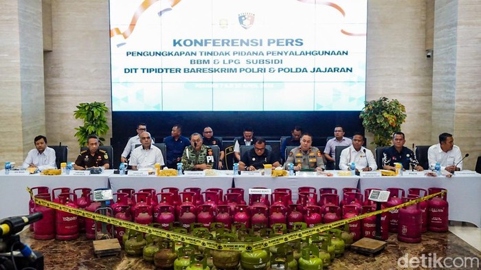 Direktorat Tindak Pidana Tertentu (Dittipidter) Bareskrim Polri membongkar penyalahgunaan bahan bakar minyak (BBM) dan elpiji bersubsidi di berbagai wilayah Indonesia, Jakarta, Selasa (21/4/2026). Dalam kurun waktu 13 hari, kerugian negara akibat pen