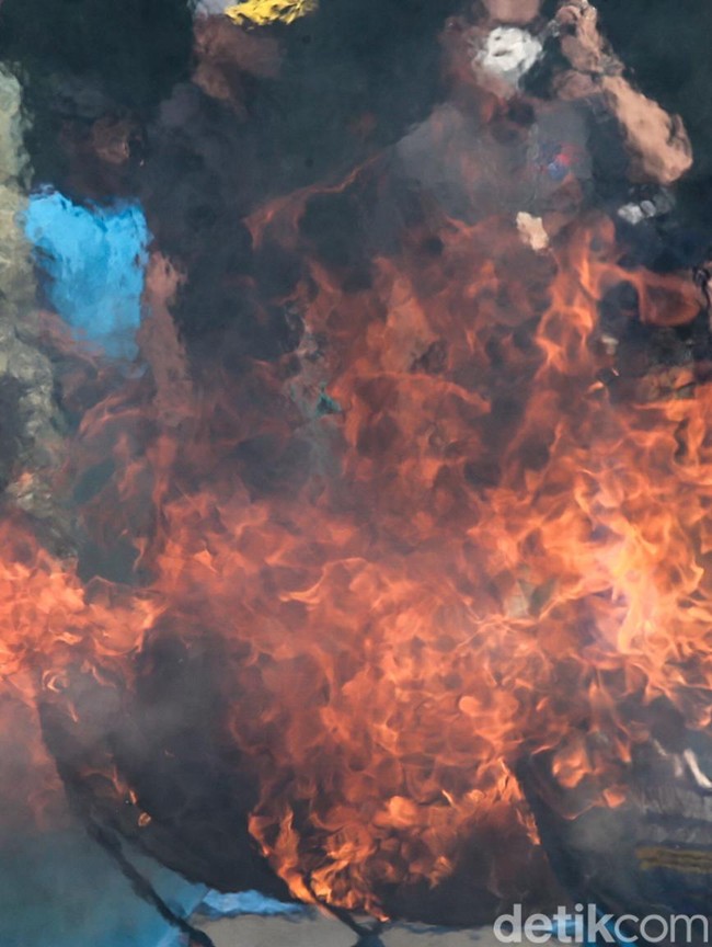 Pemusnahan Rokok dan Miras Ilegal Senilai Rp 34 Miliar