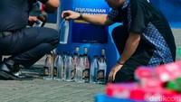 Barang ilegal meliputi 26 juta batang rokok, 40 liter miras, dan 378 buah rokok elektrik.   