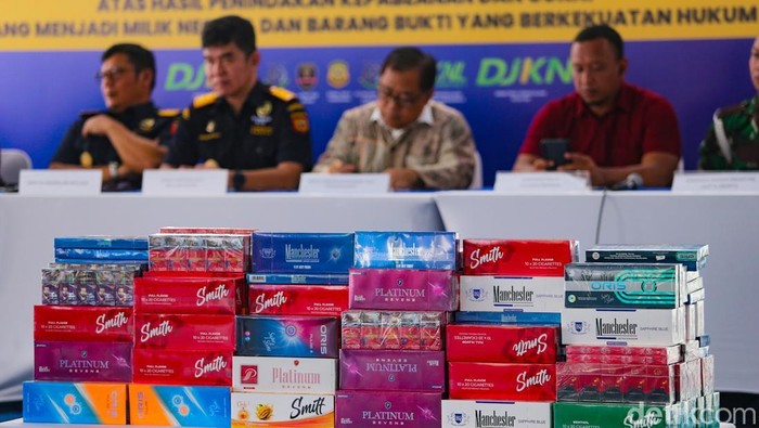 Kanwil Bea Cukai Banten memusnahkan barang hasil penindakan kepabeanan dan cukai di wilayah Banten. Pemusnahan barang berlangsung di Kecamatan Pagedangan, Kabupaten Tangerang, Selasa (21/4/2026). Barang ilegal meliputi 26 juta batang rokok, 40 liter miras, dan 378 buah rokok elektrik.
