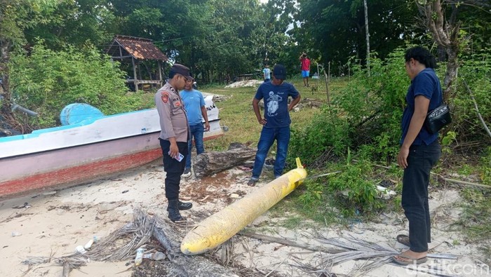 Benda mirip torpedo ditemukan di pantai Sumenep