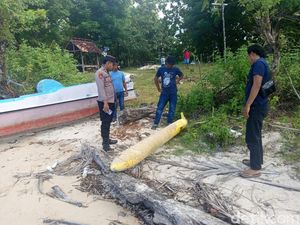 Geger Benda Mirip Torpedo Terdampar di Tepi Pantai Aeng Lombi Sumenep!