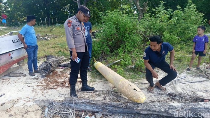 Benda mirip torpedo ditemukan di pantai Sumenep