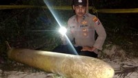 Temuan itu kemudian segera dievakuasi ke pinggir pantai dan dilaporkan ke Polsek Kangayan.