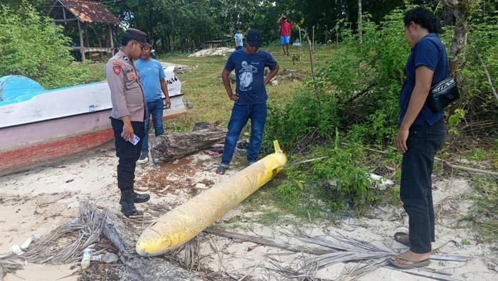 Benda mirip torpedo ditemukan di pantai Sumenep