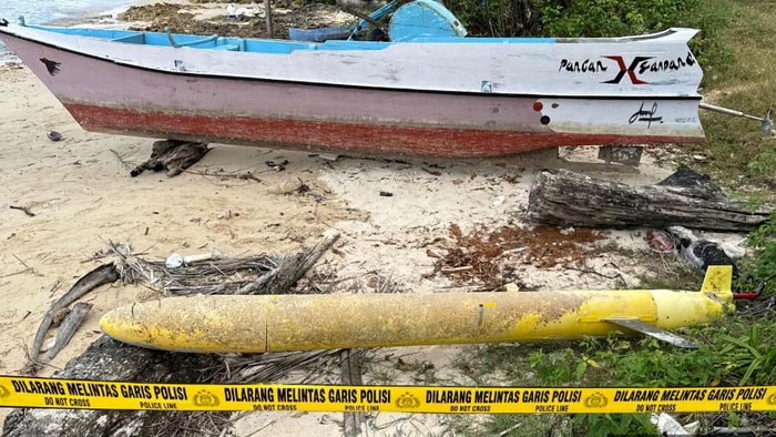 Benda mirip torpedo ditemukan di pantai Sumenep