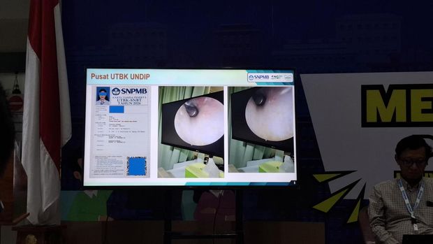 Berbagai modus kecurangan yang ditunjukkan pada konferensi pers di Pusat UTBK UNJ, Rawamangun, Jakarta Timur, Selasa (21/4/2026).